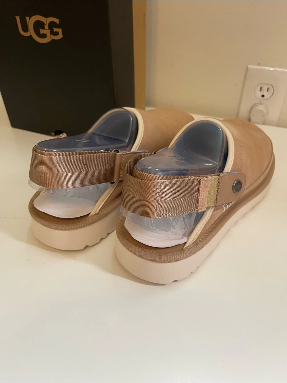 UGG MEN GOLDEN-COAST SUEDE CLOGS Size 11